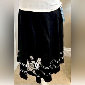 Women’s NWT Nine West black with white embroidered design skirt